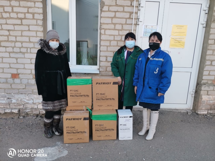 ​В посёлке Агинское добровольцы передали медицинским работникам распылители для обработки помещений и костюмов
